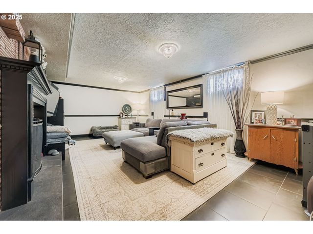 10311 Ne RUSSELL Ct, Portland, OR 97220