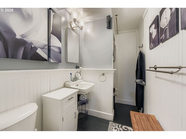 10311 Ne RUSSELL Ct, Portland, OR 97220