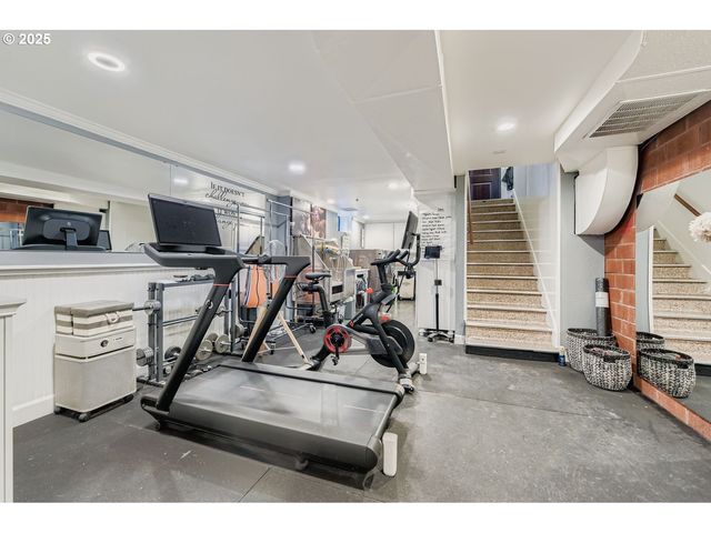 10311 Ne RUSSELL Ct, Portland, OR 97220