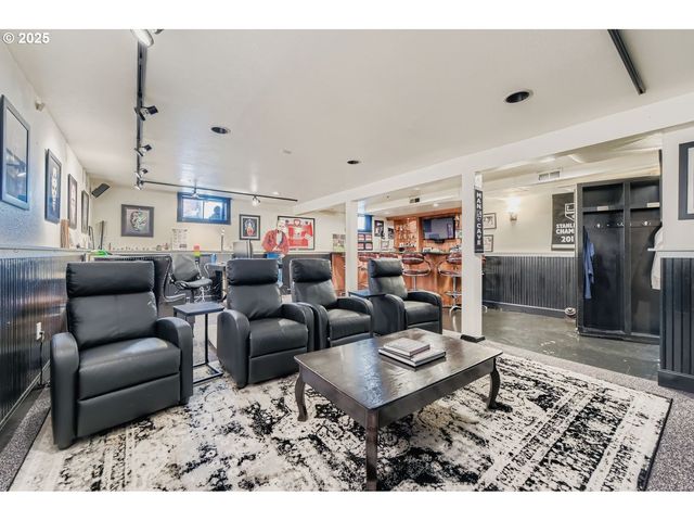 10311 Ne RUSSELL Ct, Portland, OR 97220