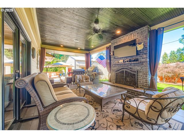 10311 Ne RUSSELL Ct, Portland, OR 97220