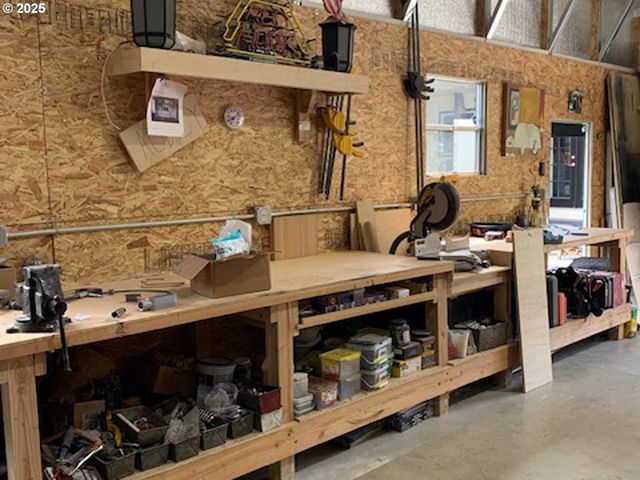 10311 Ne RUSSELL Ct, Portland, OR 97220