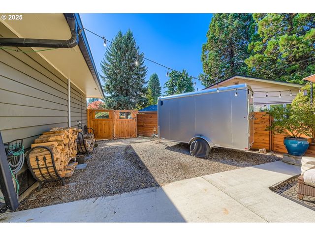 10311 Ne RUSSELL Ct, Portland, OR 97220