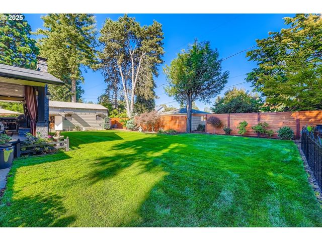 10311 Ne RUSSELL Ct, Portland, OR 97220