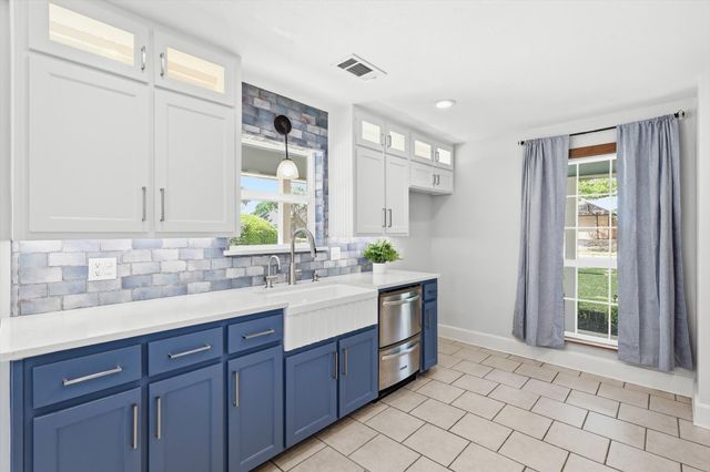 613 Evergreen Drive, Hurst, TX 76054