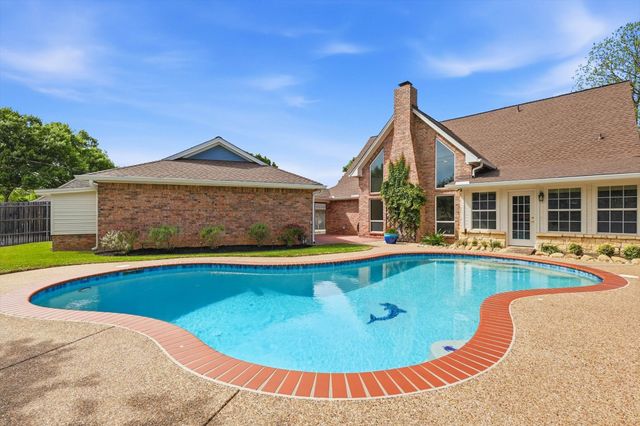 613 Evergreen Drive, Hurst, TX 76054