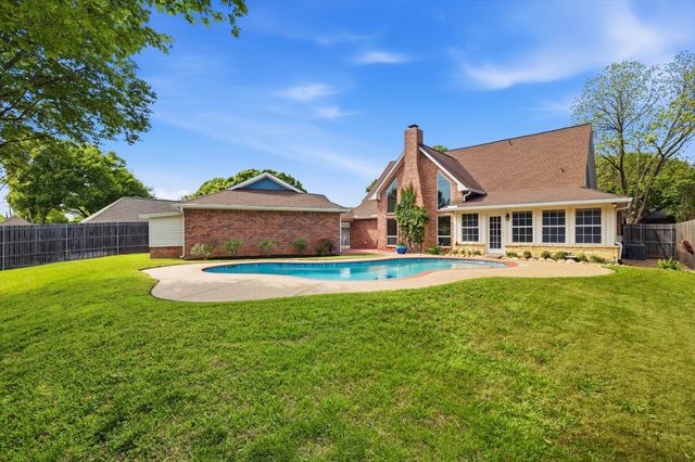 613 Evergreen Drive, Hurst, TX 76054