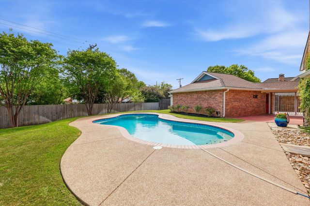 613 Evergreen Drive, Hurst, TX 76054