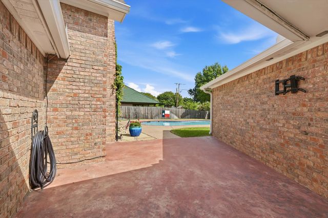 613 Evergreen Drive, Hurst, TX 76054