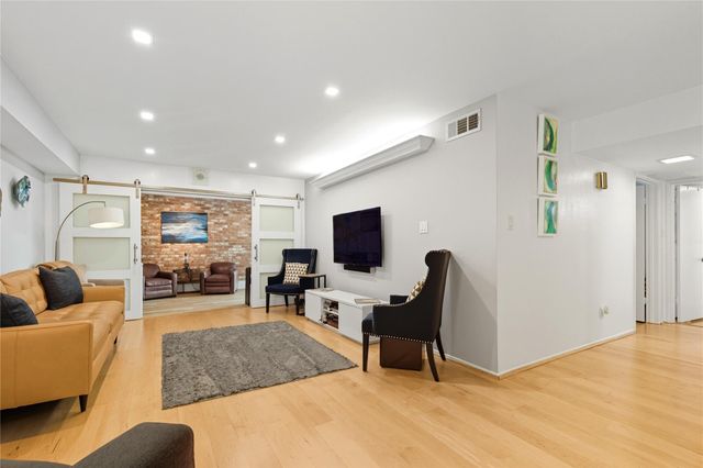 359 N Post Oak Lane 221, Houston, TX 77024
