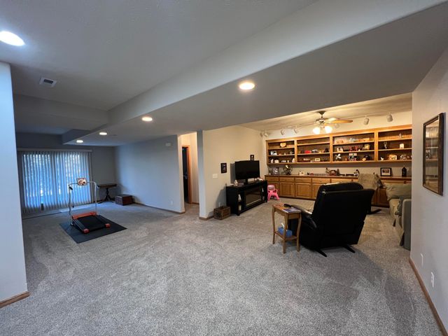 102 GREENVIEW Circle, Council Bluffs, IA 51503