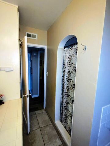 1421 W Oak Avenue, Visalia, CA 93291