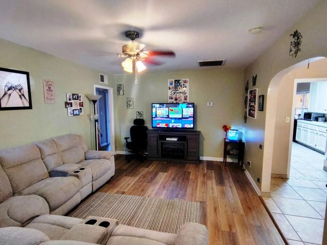 1421 W Oak Avenue, Visalia, CA 93291