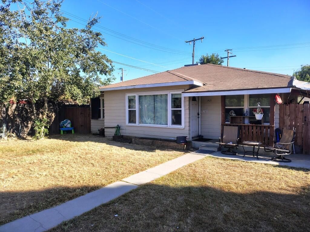 1421 W Oak Avenue, Visalia, CA 93291