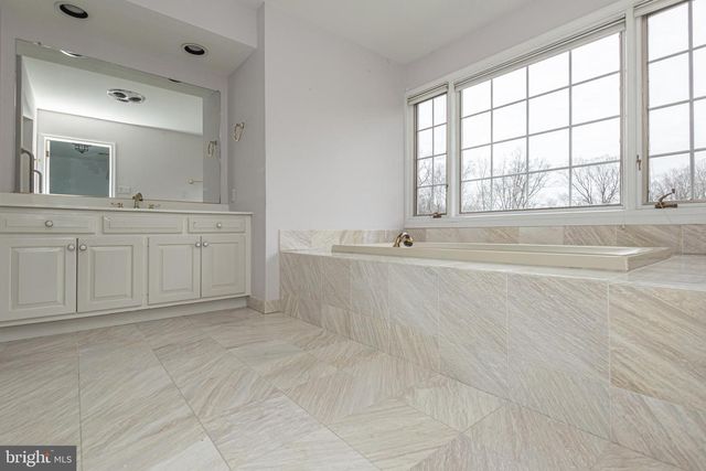 6 MOUNT VIEW CT, Newtown, PA 18940