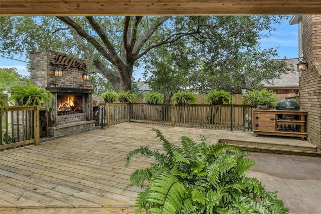 2111 Riverside Drive, League City, TX 77573