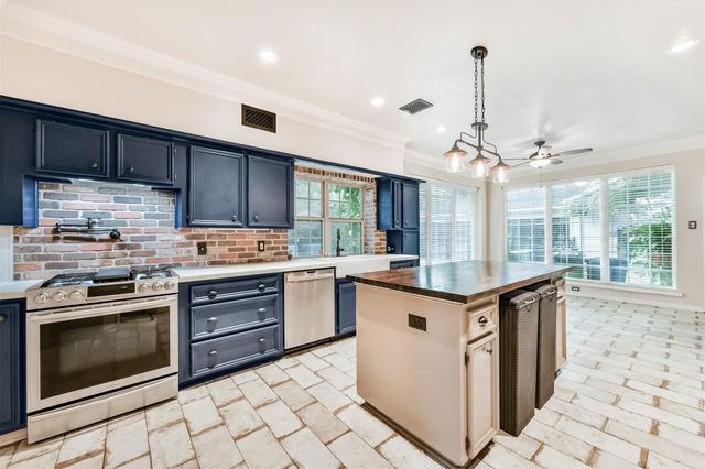 2111 Riverside Drive, League City, TX 77573