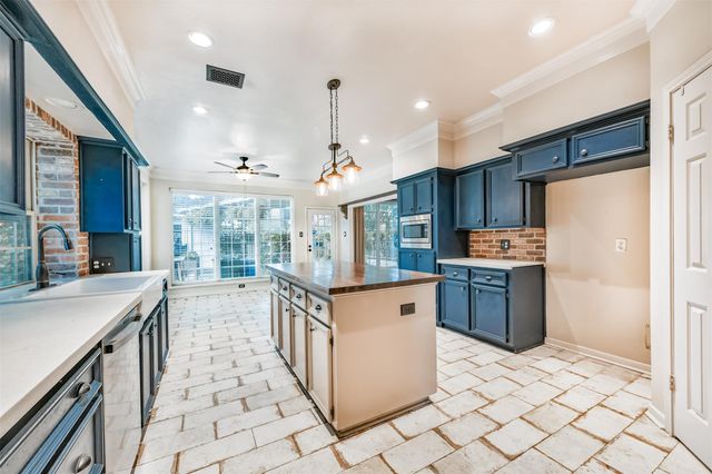 2111 Riverside Drive, League City, TX 77573