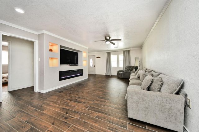 212 S Avenue D, Freeport, TX 77541