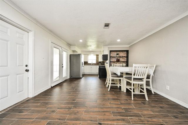 212 S Avenue D, Freeport, TX 77541