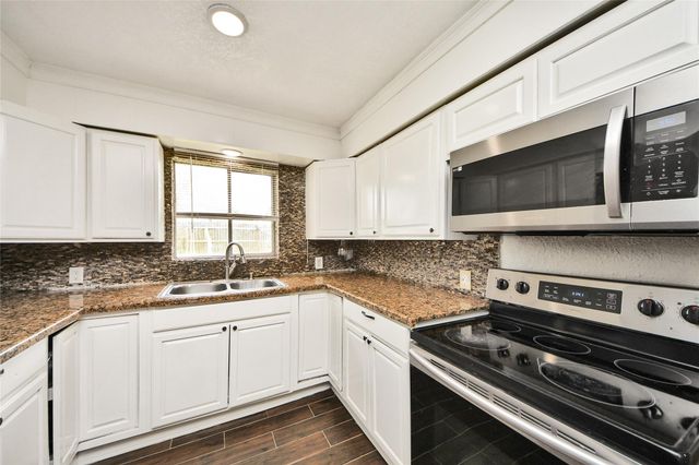 212 S Avenue D, Freeport, TX 77541