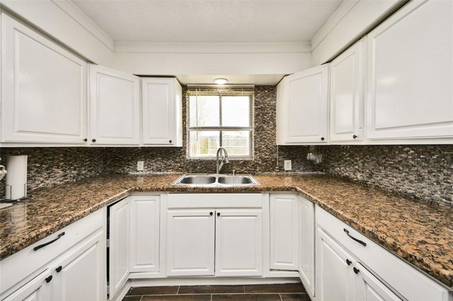 212 S Avenue D, Freeport, TX 77541