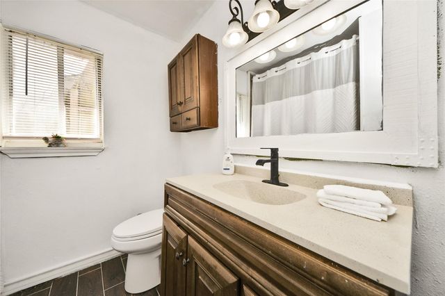 212 S Avenue D, Freeport, TX 77541