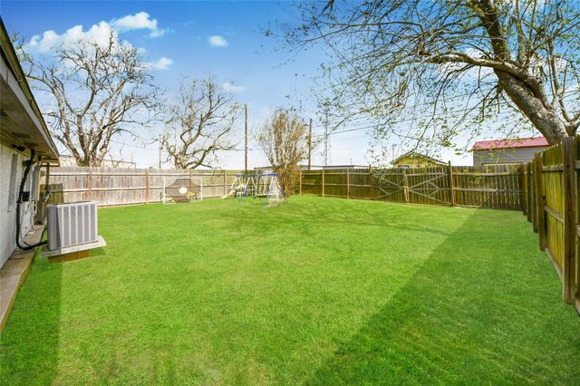 212 S Avenue D, Freeport, TX 77541