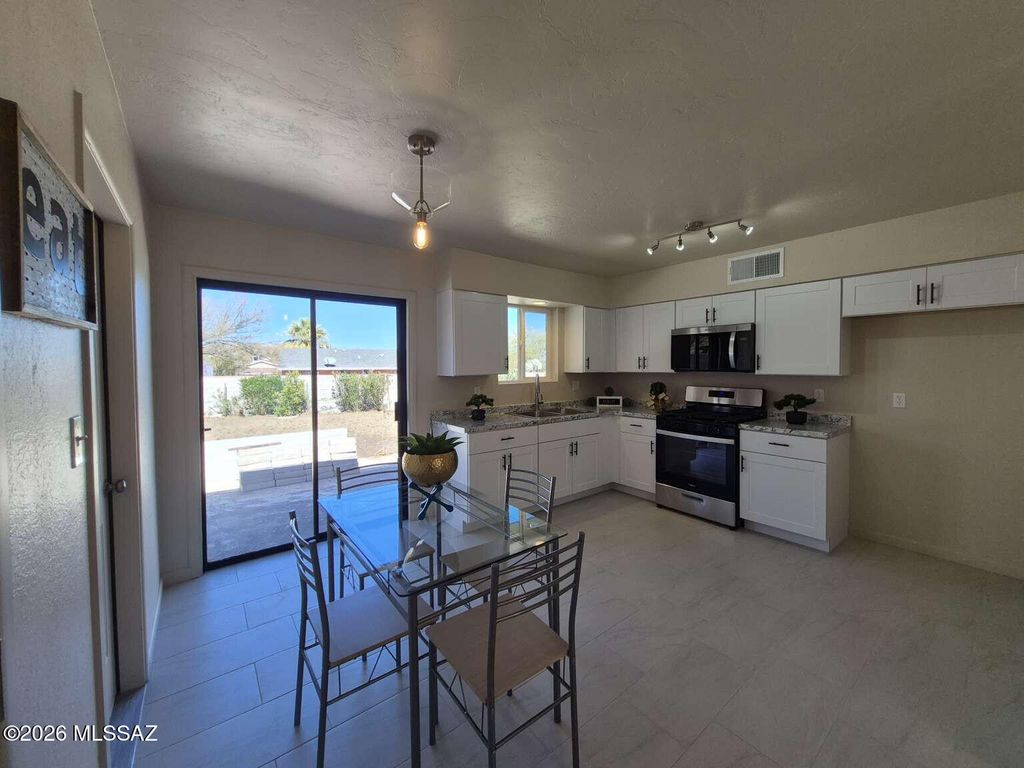 Image 5 of property listing at 428 Camino Agosto, Rio Rico, AZ 85648
