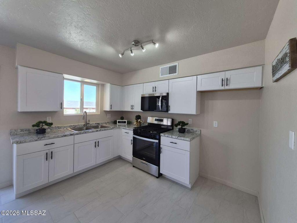 Image 6 of property listing at 428 Camino Agosto, Rio Rico, AZ 85648