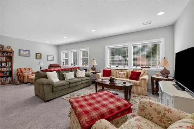 1169 SW Whitby Drive, Lee's Summit, MO 64082