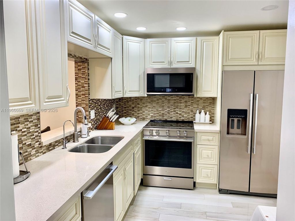 619 NE 14th Ave 301, Hallandale Beach, FL 33009