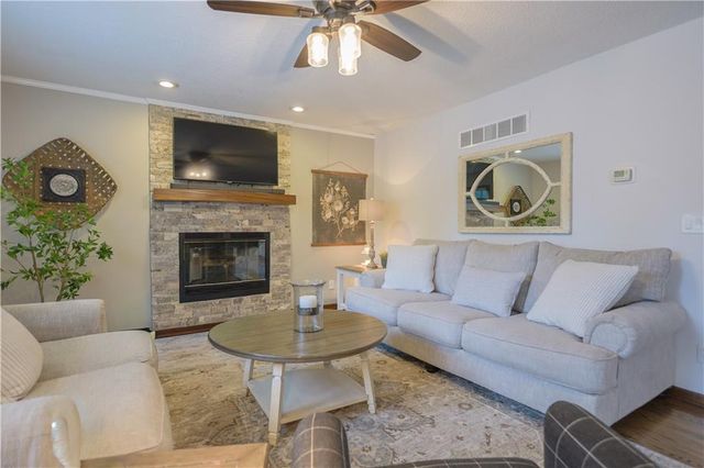 953 Yancey Street, Liberty, MO 64068