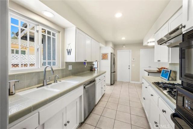 1523 Columbine Way, Upland, CA 91786