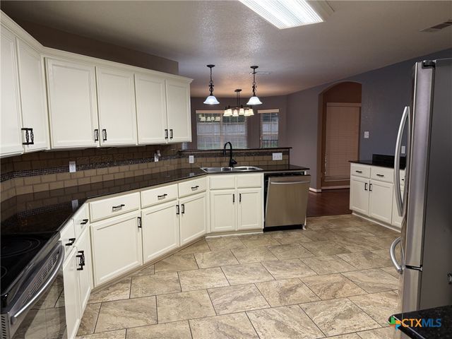 621 S Roy Reynolds Drive, Harker Heights, TX 76548