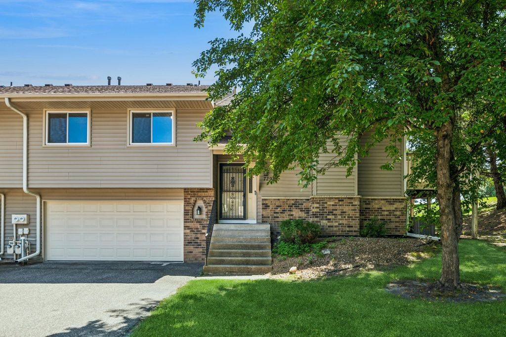 7297 Pontiac Circle, Chanhassen, MN 55317