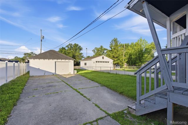 23930 Elmira Street, St. Clair Shores, MI 48082