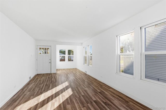 23930 Elmira Street, St. Clair Shores, MI 48082