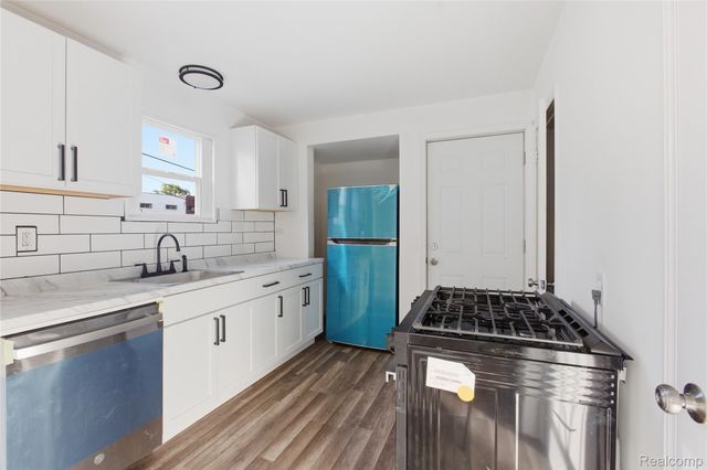 23930 Elmira Street, St. Clair Shores, MI 48082