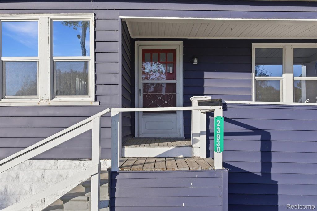 23930 Elmira Street, St. Clair Shores, MI 48082