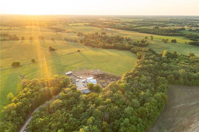 1318 NW 911P Road, Blairstown, MO 64726