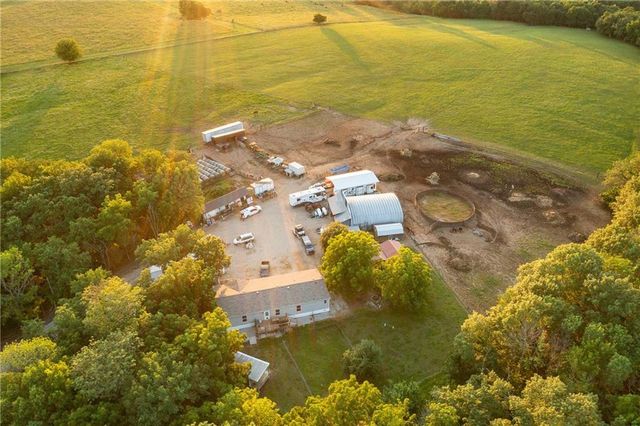 1318 NW 911P Road, Blairstown, MO 64726