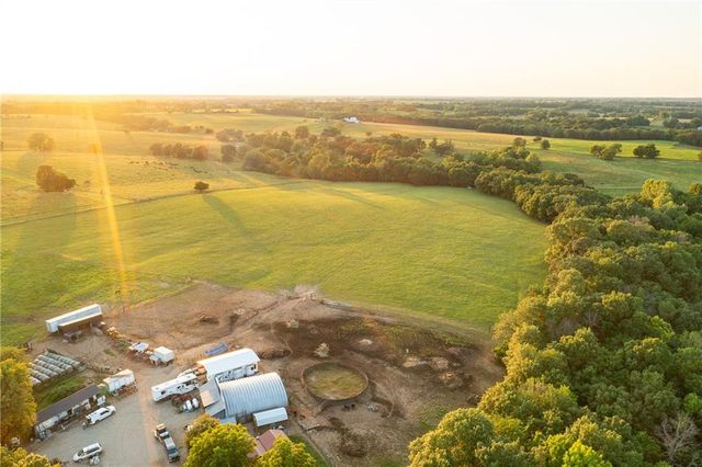 1318 NW 911P Road, Blairstown, MO 64726