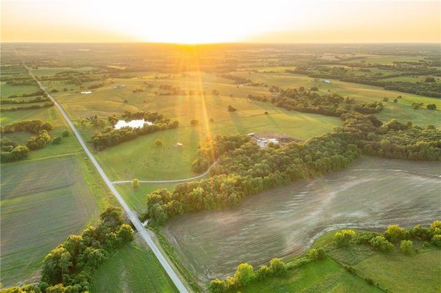 1318 NW 911P Road, Blairstown, MO 64726