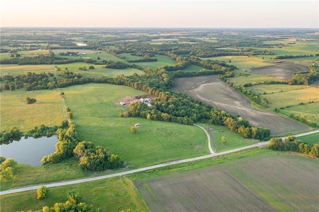 1318 NW 911P Road, Blairstown, MO 64726