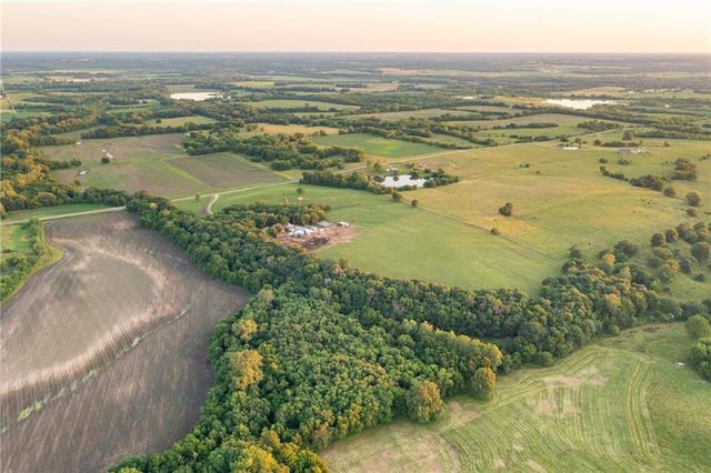 1318 NW 911P Road, Blairstown, MO 64726