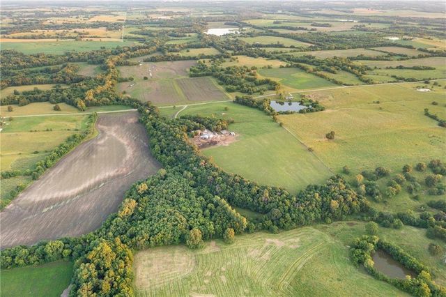 1318 NW 911P Road, Blairstown, MO 64726