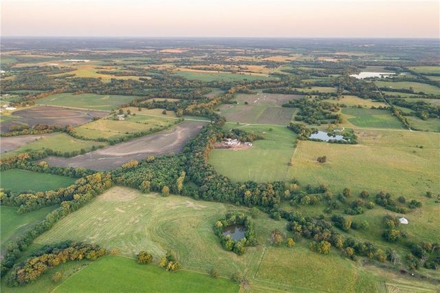 1318 NW 911P Road, Blairstown, MO 64726