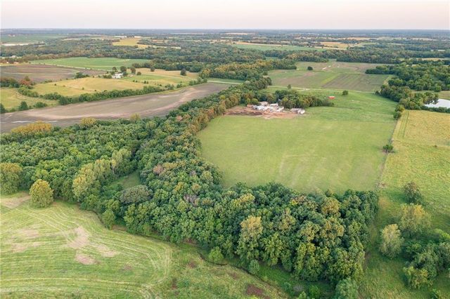 1318 NW 911P Road, Blairstown, MO 64726