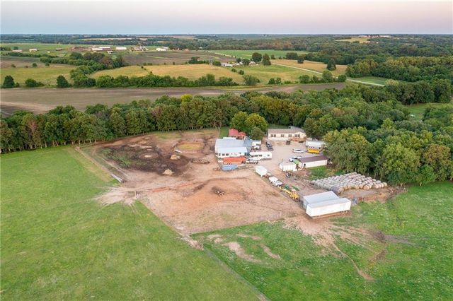 1318 NW 911P Road, Blairstown, MO 64726